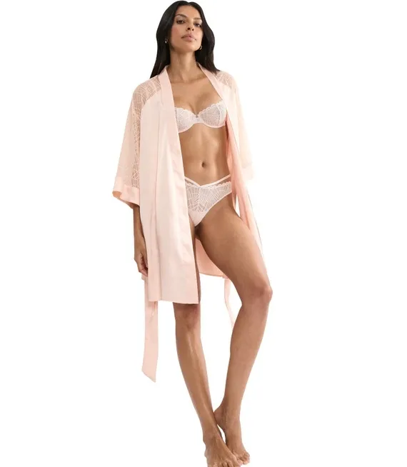 triumph-a-weekend-to-remember-robe-42