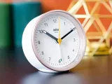 zegar-budzik-braun-bialy-75cm-material-dominujacy-tworzywo-sztuczne
