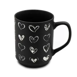 kubek-340-ml-czarny-z-motywem-serduszek-idealny-do-kawy-herbaty