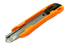 nozyk-do-tapet-noz-uniwersalny-18-mm-ostrza-lamane