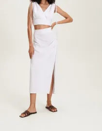 cc33304-crop-top-bialy-z-dekoltem-v-wiskoza-25-l