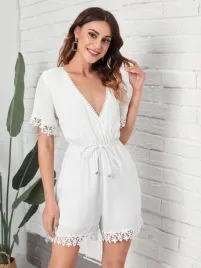 ic84101-shein-bialy-kombinezon-z-koronka-sciagacz-24-l