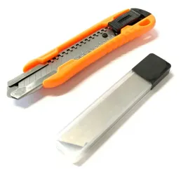 nozyk-do-tapet-noz-uniwersalny-18-mm-10-ostrzy