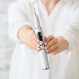 skaler-ultradzwiekowy-do-zebow-5-trybow-do-usuwania-kamienia-nazebnego-stan-opakowania-oryginalne