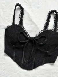 kc21302-shein-haftowany-czarny-crop-top-na-ramiaczkach-9-l