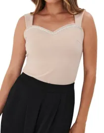 lc52317-gladki-bezowy-top-na-ramiaczkach-zdobiony-dekolt-51-m