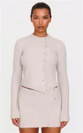 ec46216-prettylittlething-rozpinany-puszysty-sweter-guziki-45-s
