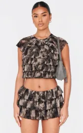 ec34304-prettylittlething-top-wzorzysty-falbanki-44-m