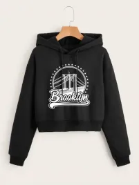 kc17210-shein-czarna-krotka-bluza-kaptur-sciagacze-bialy-nadruk-41-l