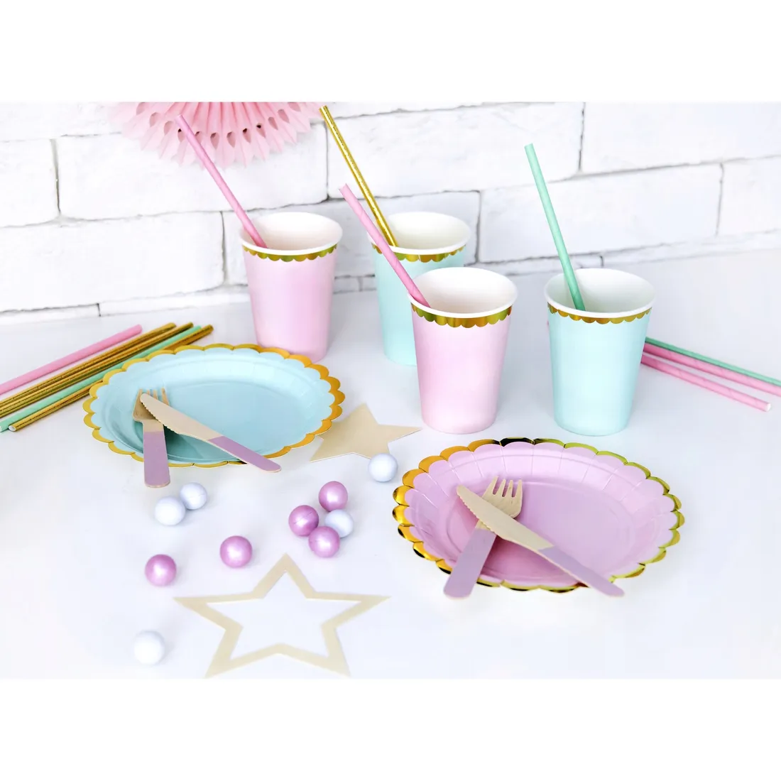 kubeczki-papierowe-rozowe-ze-zlota-falbanka-6szt-pojemnosc-220-ml