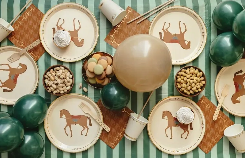 kubeczki-papierowe-jednorazowe-bezowe-strzemiona-konik-kon-na-urodziny-pojemnosc-220-ml