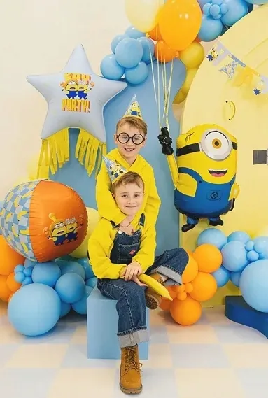 czapeczki-papierowe-minionki-16-cm-6-szt-urodziny-urodzinowe-minionek-marka-party-deco
