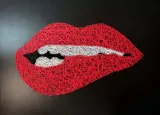 obraz-czerwone-usta-metoda-string-art-80x60