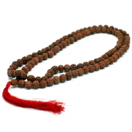 mala-buddyjska-rudraksha-brazowa-z-czerwonym-fredzlem