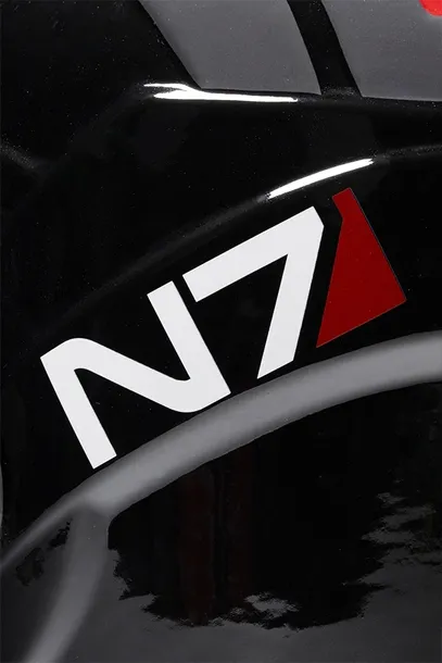 doniczka-oslonka-helm-n7-mass-effect-rodzaj-gadzetu-gamingowy-ksiazkowy-komiksowy-stan-nowy