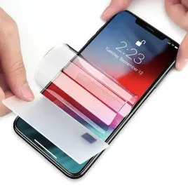 profesjonalny-montaz-folii-hydrozelowej-na-telefon