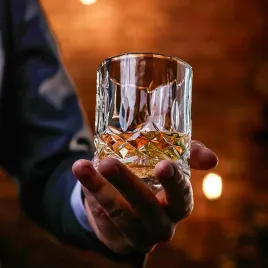 zestaw-whisky-dla-mezczyzn-szklanki-karafka-kamienie-etui-prezent-akcesoria