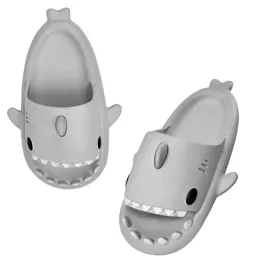grube-klapki-na-basen-rekiny-antyposlizgowe-kapcie-shark-szare-25-26