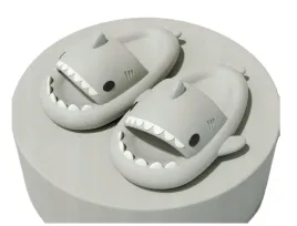 grube-klapki-na-basen-rekiny-antyposlizgowe-kapcie-shark-szare-38-39