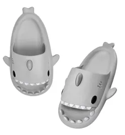 grube-klapki-na-basen-rekiny-antyposlizgowe-kapcie-shark-szare-38-39