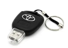 pen-drive-32-gb-kluczyk-i-do-auta-toyota-prezent