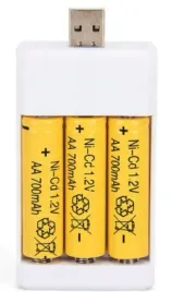 zestaw-3-sztuk-baterii-aa-700mah-z-uniwersalna-ladowarka-usb
