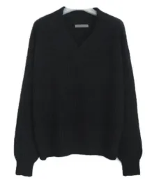 sweter-damski-z-dekoltem-w-serek-czarny-prazkowany