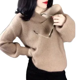 sweter-damski-z-dekoltem-w-serek-bezowy-prazkowany
