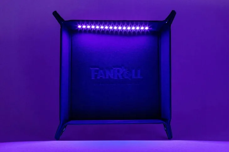 folding-dice-tray-shadowlight-z-podswietleniem-i-d20-elixir-black-minimalna-liczba-graczy-1
