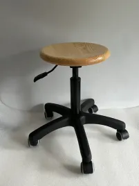 taboret-kuchenny-na-kolkach-mela-czarny