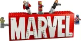 lego-logo-marvel-z-minifigurkami