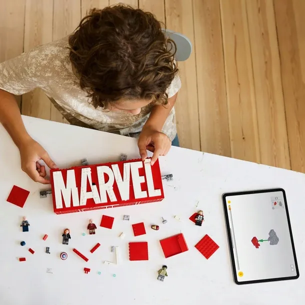 lego-logo-marvel-z-minifigurkami