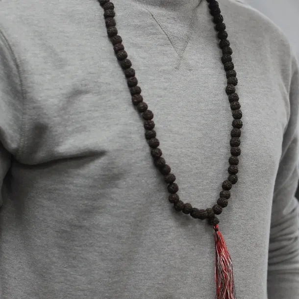mala-buddyjska-rudraksha-108-koralikow-ciemna