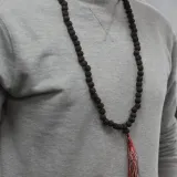mala-buddyjska-rudraksha-108-koralikow-ciemna