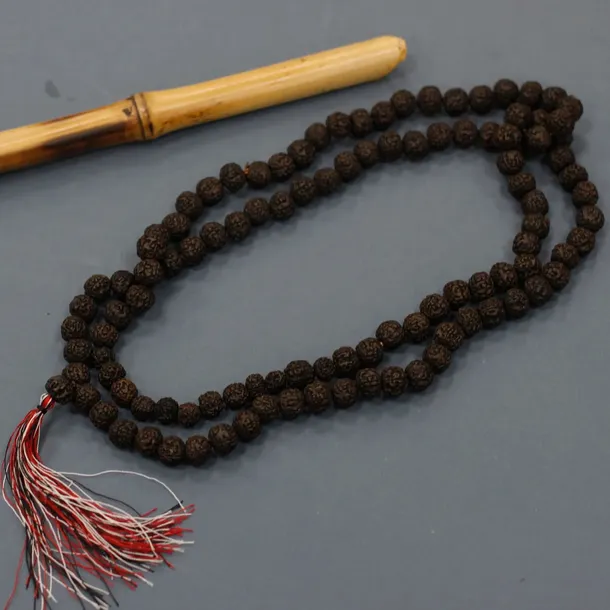 mala-buddyjska-rudraksha-108-koralikow-ciemna