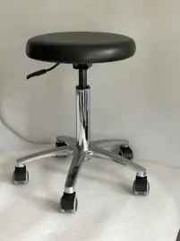 taboret-perkusyjny-warsztatowy-medyczny-na-kolkach-okazja