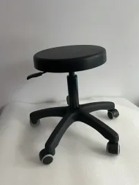 taboret-warsztatowy-medyczny-laboratoryjny-hoker-czarny-na-kolkach