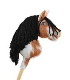 hobby-horse-sredni-kon-na-kiju-premium-srokaty-tobiano-z-czarna-grzywa-a4