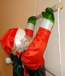 mikolaj-na-sznurowej-drabinie-gwiazdor-90-55cm-ozdoba-swiateczna