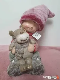 figurka-swiateczna-chlopiec-z-reniferem
