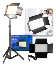 profesjonalna-lampa-studyjna-z-wrotami-do-zdjec-panel-led-solidny-statyw