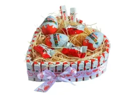tort-z-kinder-serce-urodziny-jajko-niespodzianka
