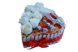 tort-z-kinder-serce-urodziny-bueno-dzien-matki
