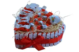tort-z-kinder-serce-urodziny-bueno-dzien-matki
