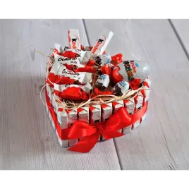 tort-box-z-kinder-serce-urodziny-imieniny-slub-dzien-dziecka
