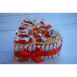 tort-z-kinder-box-serce-duze-dzien-dziecka