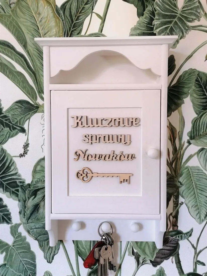 ozdobna-szafka-na-klucze