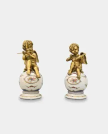 zestaw-figurek-aniolkow-z-brazu-na-porcelanowych-kulach