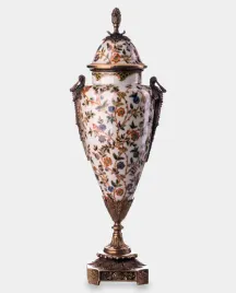porcelanowa-amfora-okuta-brazem-z-kwiatami-biala