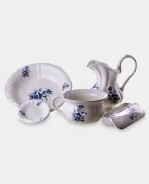 porcelanowy-zestaw-toaletowy-dworski-6-el-niebieskie-kwiaty